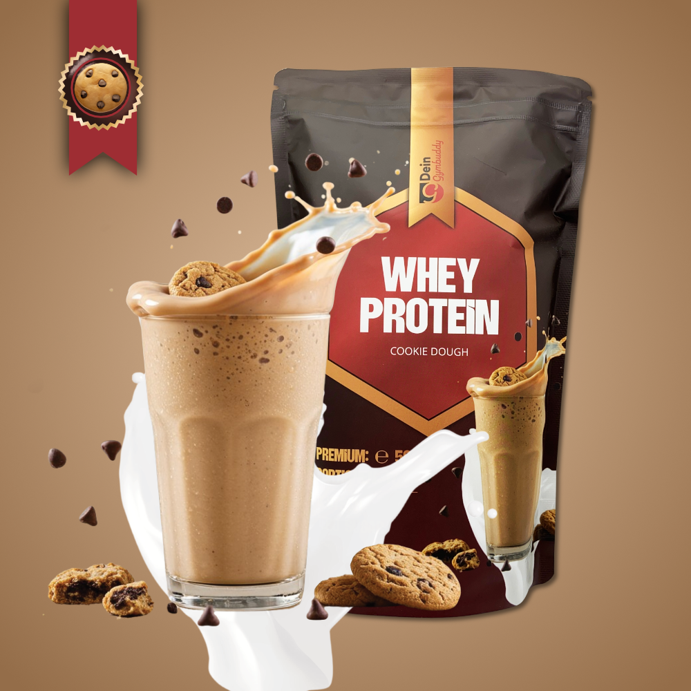 Ein Glas Whey-Protein-Shake mit Schokoladenstückchen vor einer Verpackung mit dem Aufdruck "Cookie Dough".