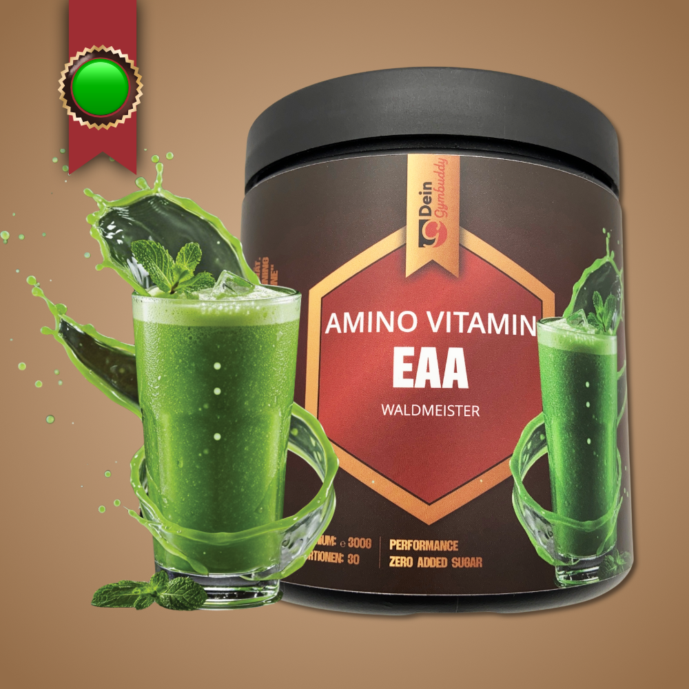 Packung mit "Amino Vitamin EAA" und zwei Gläsern grüner Waldmeister-Getränke. Frischer Look mit Minzblättern und Sprit...