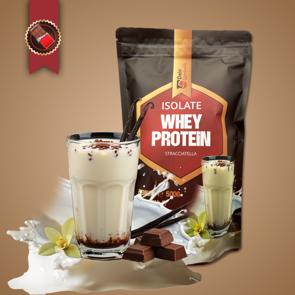 Ein Whey-Protein-Pulver in der Verpackung und ein Glas mit einem cremigen Stracciatella-Drink, dekoriert mit Schokolade.