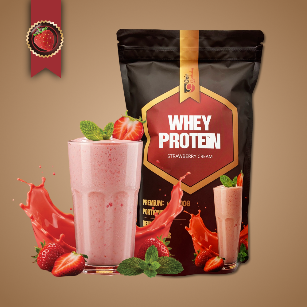 Verpackung von Whey-Protein mit Erdbeer-Creme-Geschmack und einem Glas Erdbeershake, umgeben von Erdbeeren.